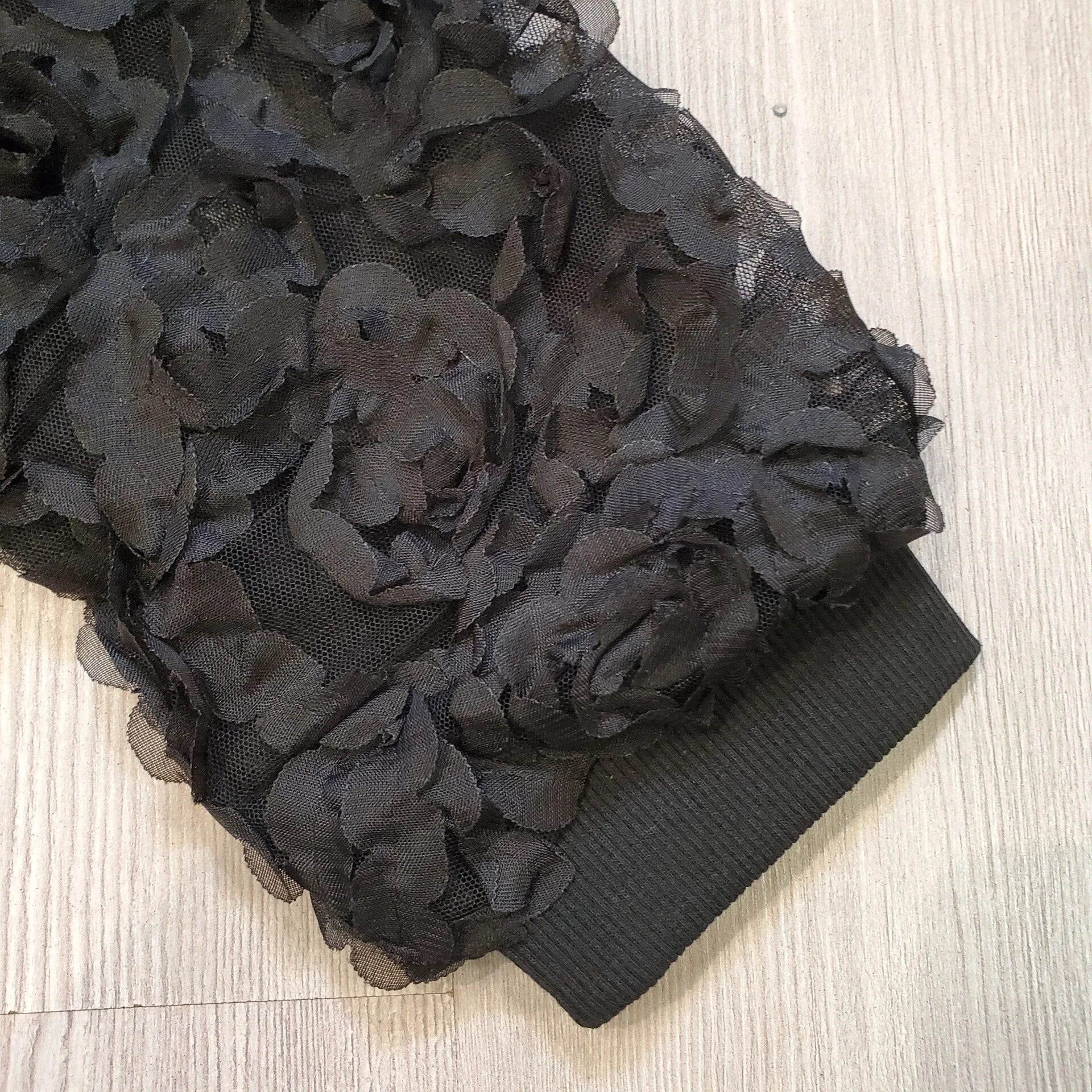 LACE FLOWER SWIRL SLEEVE BLACK TOP
