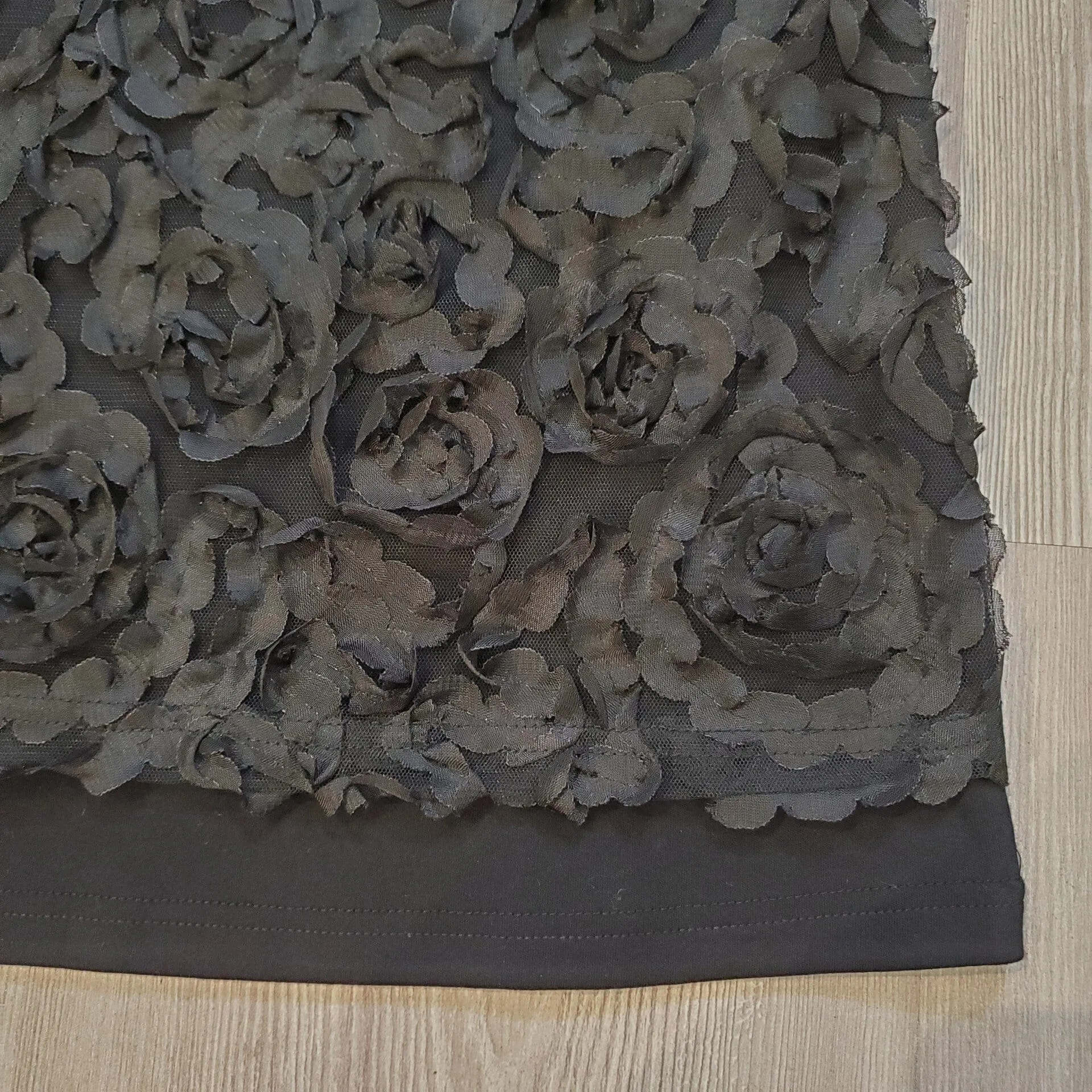 LACE FLOWER SWIRL SLEEVE BLACK TOP